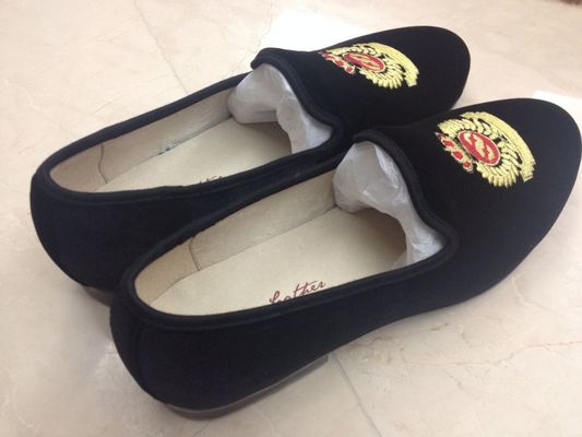 Voor verschillende gelegenheden, mannen bruine leren schoenen, kroon geborduurde fluwelen slippers.