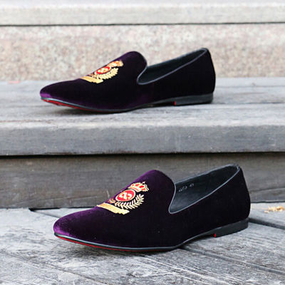 Voor verschillende gelegenheden, mannen bruine leren schoenen, kroon geborduurde fluwelen slippers.