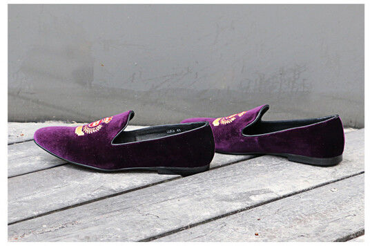 Voor verschillende gelegenheden, mannen bruine leren schoenen, kroon geborduurde fluwelen slippers.