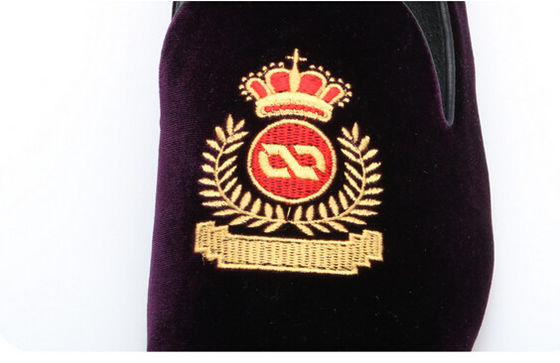 Voor verschillende gelegenheden, mannen bruine leren schoenen, kroon geborduurde fluwelen slippers.