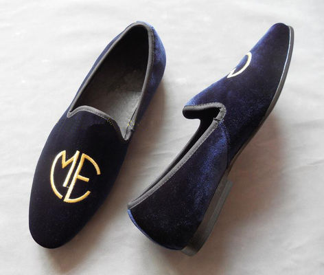 Stijlvolle geborduurde mannen blauwe suede loafers, elegantie / mode fluweel slip op schoenen