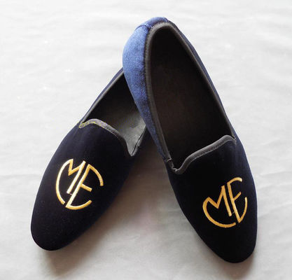 Stijlvolle geborduurde mannen blauwe suede loafers, elegantie / mode fluweel slip op schoenen
