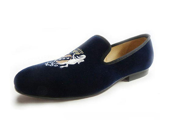 Glij op geborduurde fluweelloafers handgemaakte lage hak platte casual schoenen voor mannen