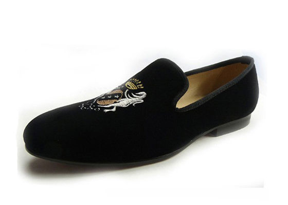 Glij op geborduurde fluweelloafers handgemaakte lage hak platte casual schoenen voor mannen