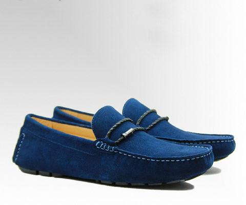 Bind je stropdas aan. Mensen blauwe paardenschoenen. Echte leren handgemaakte paardenschoenen.