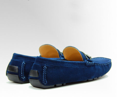 Bind je stropdas aan. Mensen blauwe paardenschoenen. Echte leren handgemaakte paardenschoenen.