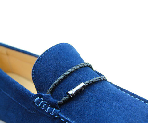 Bind je stropdas aan. Mensen blauwe paardenschoenen. Echte leren handgemaakte paardenschoenen.