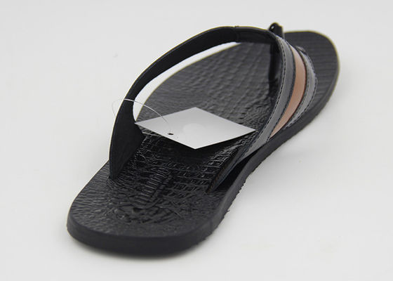 Mensen leren slippers voor thuis