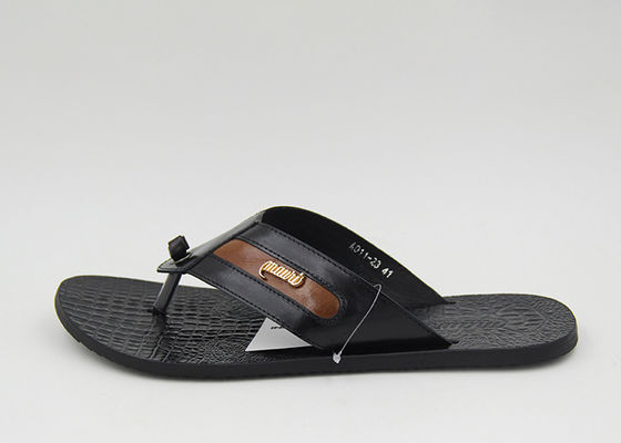 Mensen leren slippers voor thuis