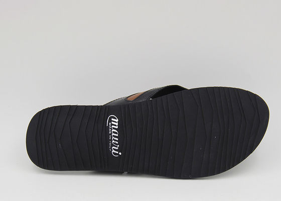 Mensen leren slippers voor thuis
