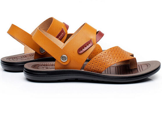 Handgemaakte zachte strandsandaal, bruine mannen slip op strand sandalen voor de zomer