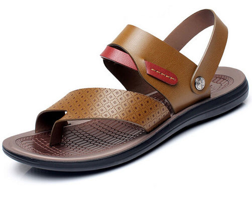 Handgemaakte zachte strandsandaal, bruine mannen slip op strand sandalen voor de zomer