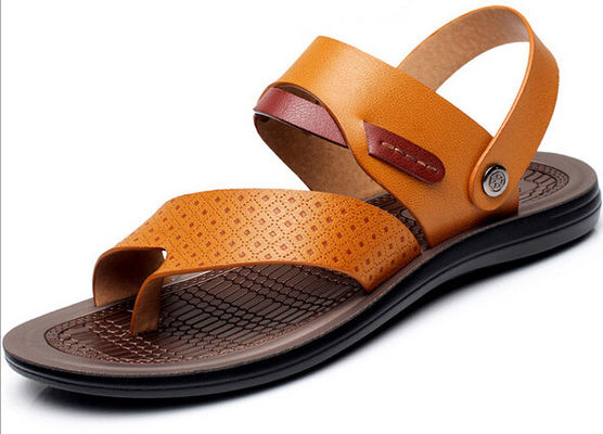Handgemaakte zachte strandsandaal, bruine mannen slip op strand sandalen voor de zomer