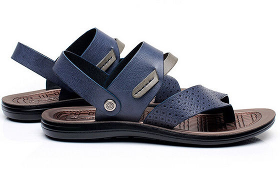 Handgemaakte zachte strandsandaal, bruine mannen slip op strand sandalen voor de zomer