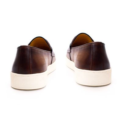 Mannen met lage hakken, ronde tenen, sneakers, krokodilstructuur, lederen paardenloafjes.
