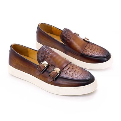 Mannen met lage hakken, ronde tenen, sneakers, krokodilstructuur, lederen paardenloafjes.