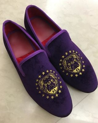 Paarse mannen fluwelen slipje op loafers, mannen fluwelen slipjes geborduurd voor het feest