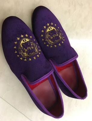 Paarse mannen fluwelen slipje op loafers, mannen fluwelen slipjes geborduurd voor het feest