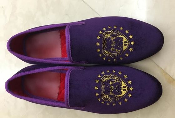 Paarse mannen fluwelen slipje op loafers, mannen fluwelen slipjes geborduurd voor het feest
