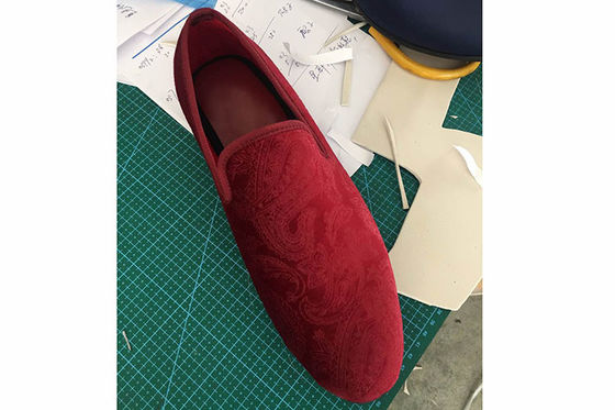 Geborduurde fluwelen rokerschoenen Mensen slijtvast OEM / ODM