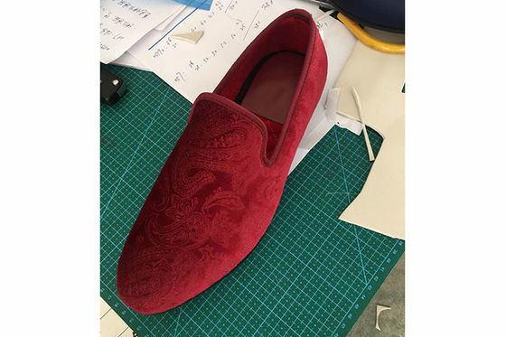 Geborduurde fluwelen rokerschoenen Mensen slijtvast OEM / ODM