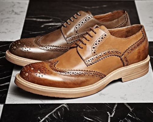Handgemaakte gebrand mens formele lederen schoenen, op maat gemaakt mens bruine kanten up dress schoenen