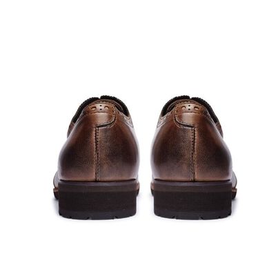 Zwakke mannen casual schoenen normale grootte bruine lederen brogue sneakers