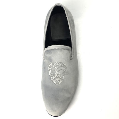 Geborduurde slip op fluweelloafers, mannelijke high-end mannenloafers