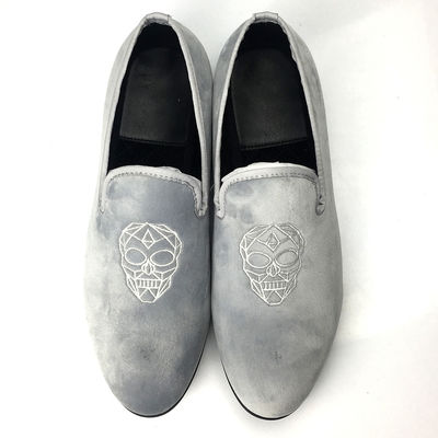 Geborduurde slip op fluweelloafers, mannelijke high-end mannenloafers