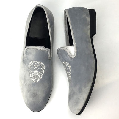 Geborduurde slip op fluweelloafers, mannelijke high-end mannenloafers