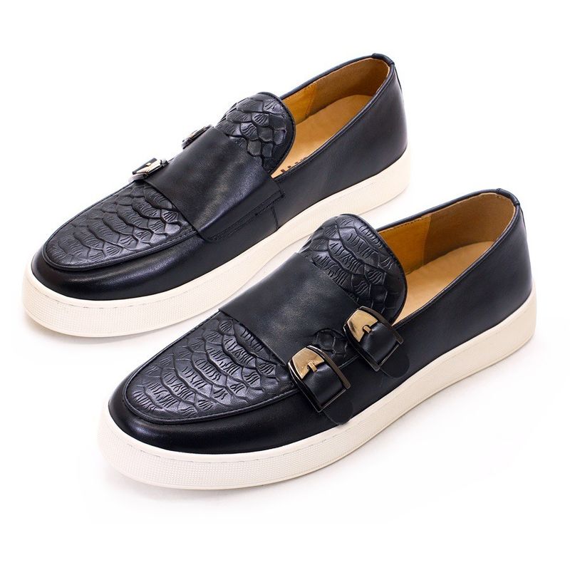 Mannen met lage hakken, ronde tenen, sneakers, krokodilstructuur, lederen paardenloafjes.